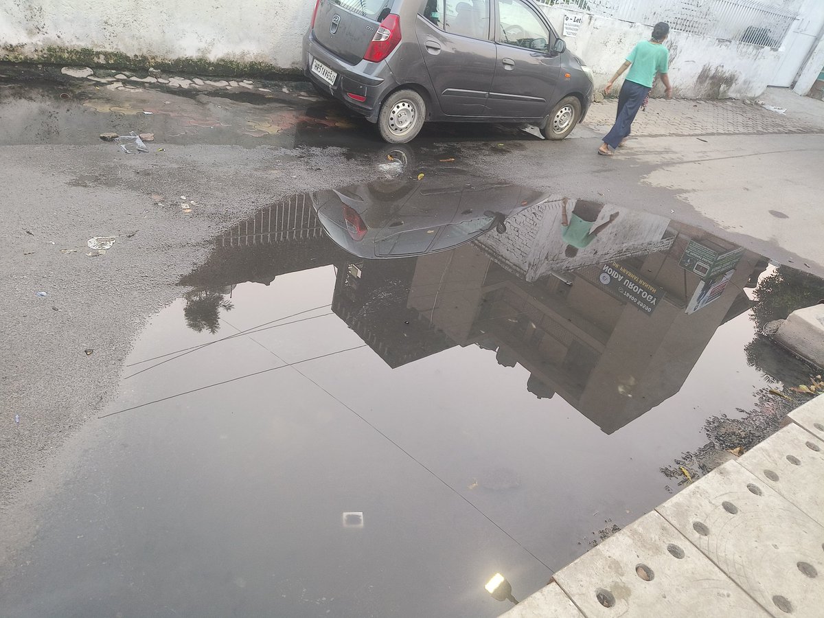 Not_AnkitG's tweet photo. @CeoNoida ,
@noida_authority 
It has been 4 weeks since , Sector 41,
C block gate no. 8 is facing severe sewer leakage. Complaint has been registered still no action taken.
Pls resolve as soon as possible, locals are getting viral fever and soon dengue cases are on the way. Video https://t.co/j9eKqZn7RF