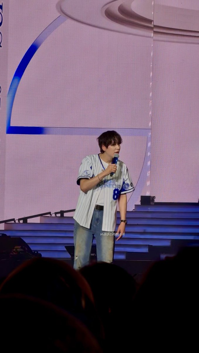 elpeutakeover's tweet photo. Once again, Kyu’s legs steal the spotlight!! This time in JKT, he got 4 😭😭
#SuperShow10 #ELF #superjunior #SUPERJUNIORinJAKARTA #SS10inJAKARTA #supershow10injakarta #kyuhyun #슈퍼주니어 #슈쇼10  #200thsupershow #20th_anniversary_tour https://t.co/xtB15oVbGQ