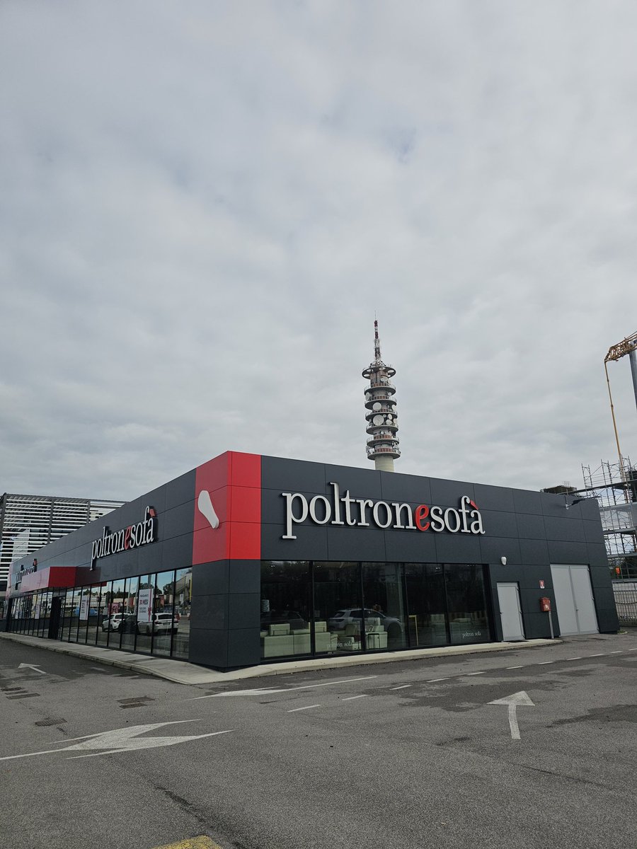 Upravo sam u Italiji otkrio salon u kojem Demokrate kupuju kancelarijski namještaj!