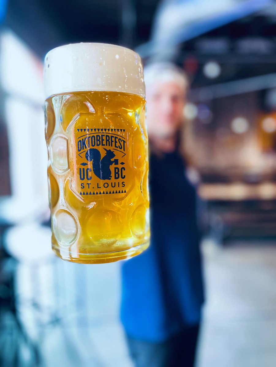 Now on draft: #UrbanChestnut Brewing #Oachkatzlschwoaf (aka O-Katz) #OktoberfestLager. Brewed with Perle, Hallertauer and Mittelfrueh hops, and Munich and Pilsner malt. Rich, bready, easy-drinking amber lager. Clocks in at 5.4% ABV.📷Urban Chestnut #chicagobars #chicagobeers