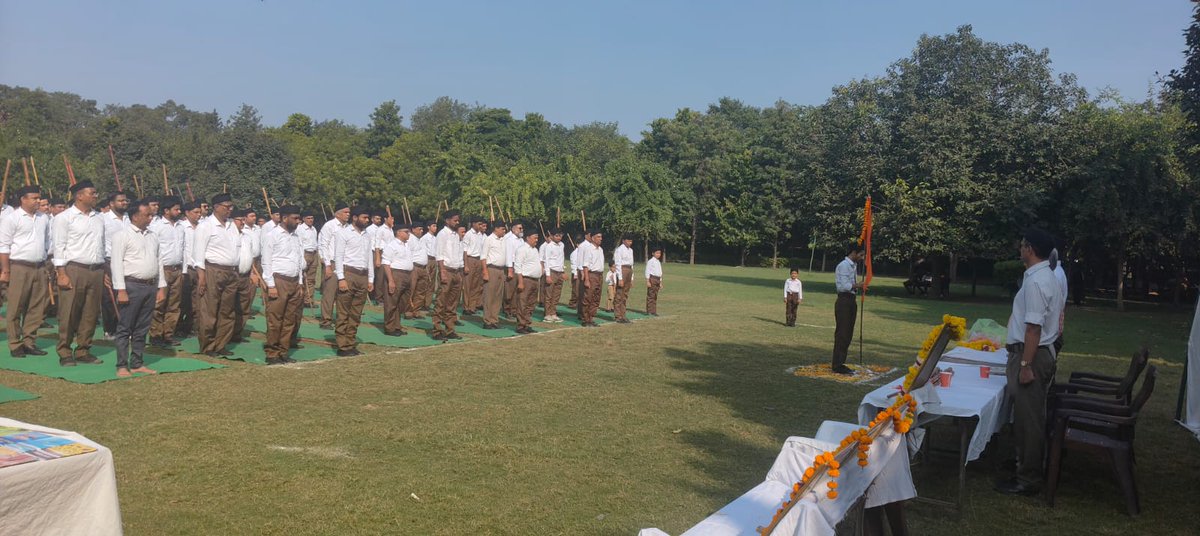 vinitgoenka's tweet image. ।। संघ शताब्दी वर्ष ।। श्री विजयादशमी उत्सव

Participated in #VijayaDashami Utsav. Accompanying me is my son @setugoenka , as a family tradition.

#RSS100 #RSS100Years