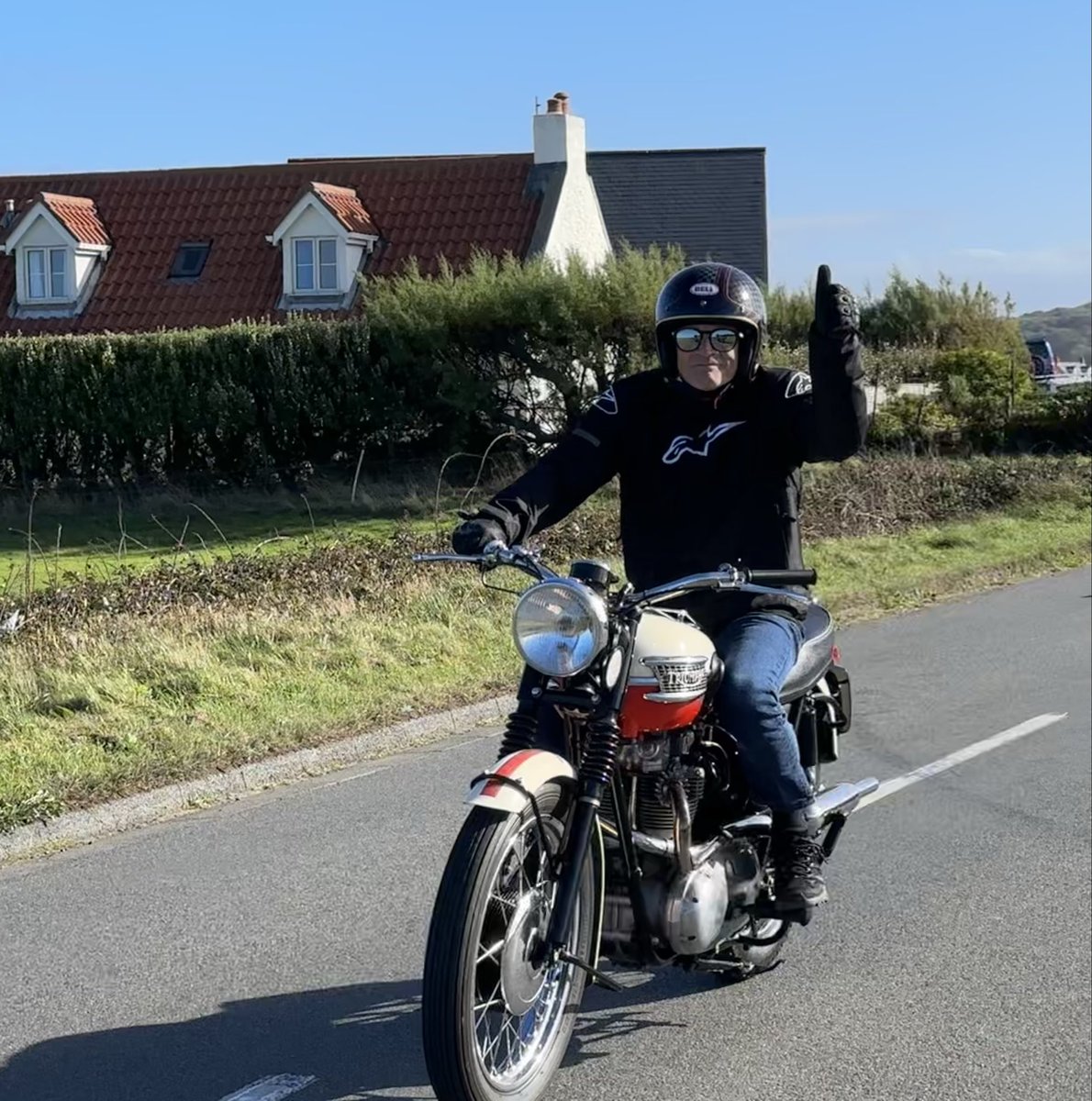 gnsymutterings's tweet image. A lovely afternoon ride in memory of Roy De Jersey who raced bikes on the beach up the hill and also rode trails he is missed by many