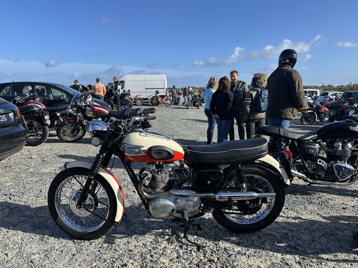 gnsymutterings's tweet image. A lovely afternoon ride in memory of Roy De Jersey who raced bikes on the beach up the hill and also rode trails he is missed by many