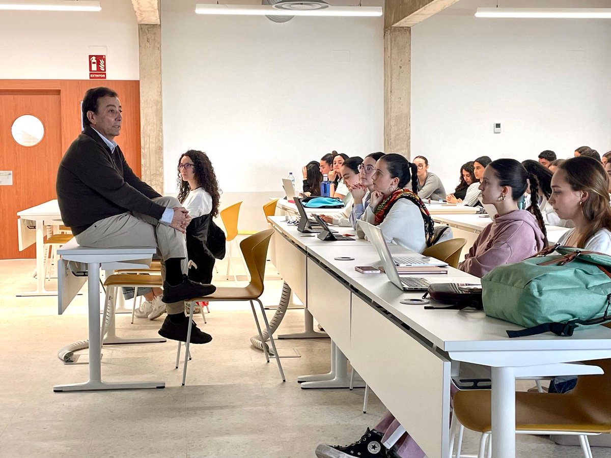 UExMedicina's tweet photo. Hoy despedimos a Guillermo Fernández Vara, profesor, médico y servidor público que deja una huella imborrable en nuestra Facultad.

Gracias por tu ejemplo, tu vocación y tu calidad humana. 🕊️

DEP, Guillermo Fernández Vara. https://t.co/mQm8dnVvrV