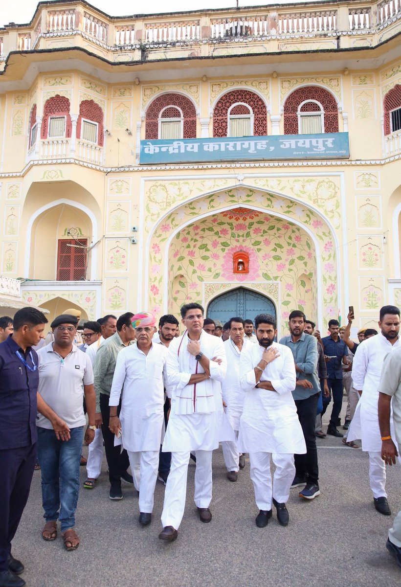 साहब को 'बैरंग लौटना' पड़ा।
काश! नरेश मीणा के लिए ऐसी हमदर्दी दिखाई होती तो राजस्थान का माहौल ही अलग रहता।

NSUI युवा अध्यक्ष विनोद जाखड़ जोकि RSS का विरोध के चलते उनको हिरासत में ले रखा उनसे मिलने गए थे बिना मिले लौटना पड़ा...
<a href="/NareshMeena__/">Naresh Meena</a>