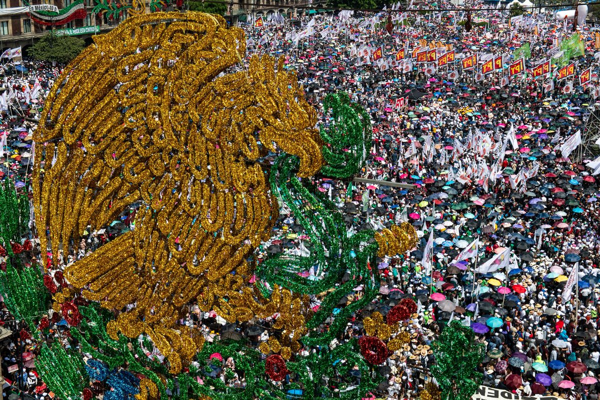 <a href="/Claudiashein/">Claudia Sheinbaum Pardo</a> <a href="/Fuguemann_/">Israel Fuguemann</a> <a href="/PeladoBaylon/">Luis Baylón</a> <a href="/Dalila_Sarabia/">Dalila Sarabia</a> 🟥Inicia el primer informe de Gobierno de la presidenta <a href="/Claudiashein/">Claudia Sheinbaum Pardo</a> en la Plaza de la Constitución. 

📸: <a href="/Fuguemann_/">Israel Fuguemann</a>