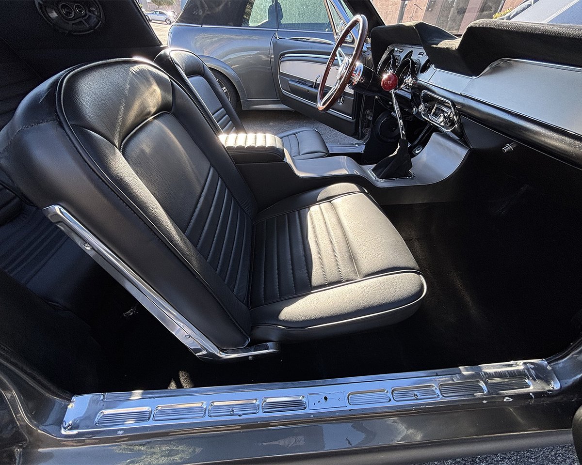 Barrett_Jackson's tweet image. Eleanor returns! This 1968 @Ford Mustang #Eleanor replica is powered by a new 351ci #Windsor V8, paired with a 5-speed manual and 3.29 rear end. 

Learn more: bit.ly/AZ25TW-1968For…