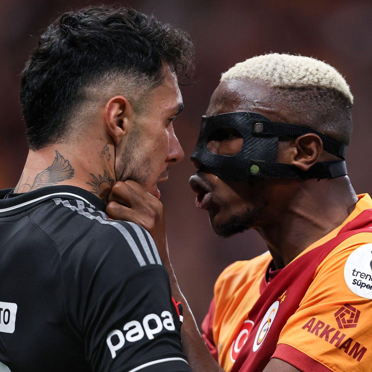 Osimhen’in Emirhan Topçu’nun boğazını sıkması kabul edilemez. 🛑 Bu hareket sahada hoşgörü sınırını fazlasıyla aşmıştır. TFF, derhal disiplin soruşturması açmalı ve gereken ağır cezayı vermelidir. Spor ahlakı katledilemez. <a href="/TFF_Org/">TFF</a> #TFF #FairPlay #Derbi”
 #OsimhenPFDKya