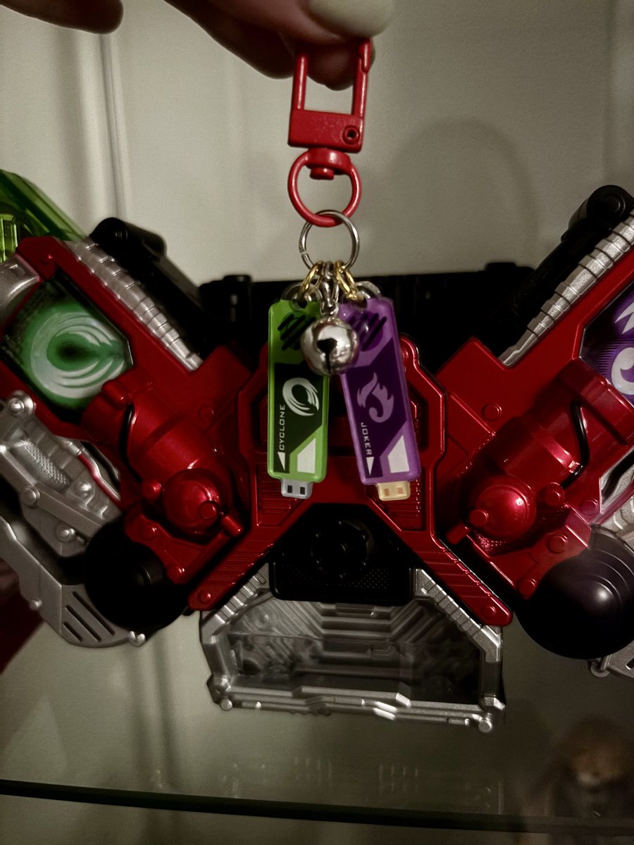 my fellow double fans 🟣 Kamen Rider W charms are here! 🟢 akikz.square.site/product/kamen-…