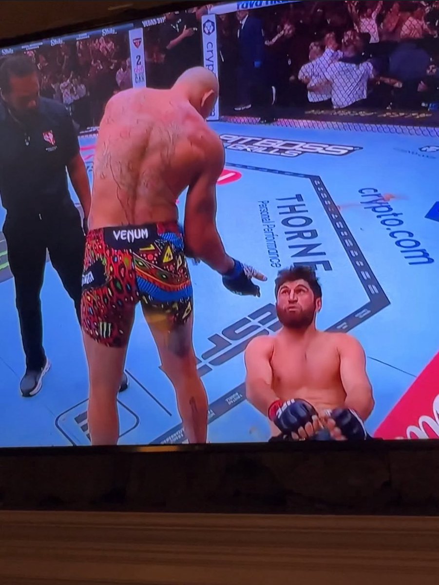 dqmi3n's tweet photo. @TruthfulUfcFan @stylebender Israel Adesanya in 2025 😂. You donated $300 to Vegas. You’re fight predictions are dogshit. Fuck you https://t.co/1CK57SjDHi