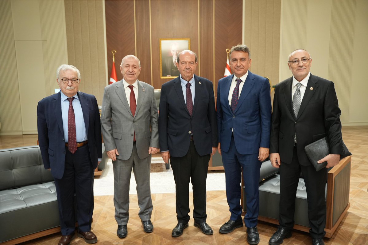 Genel Başkan Yardımcımız Prof. Dr. Şükrü Sina Gürel ve Parti Sözcümüz Azmi Karamahmutoğlu ile birlikte Kuzey Kıbrıs Türk Cumhuriyeti Cumhurbaşkanı Sayın Ersin Tatar'ı makamında ziyaret ettik.

Kıbrıs Türk halkı için son derece kritik öneme sahip olan önümüzdeki seçimleri