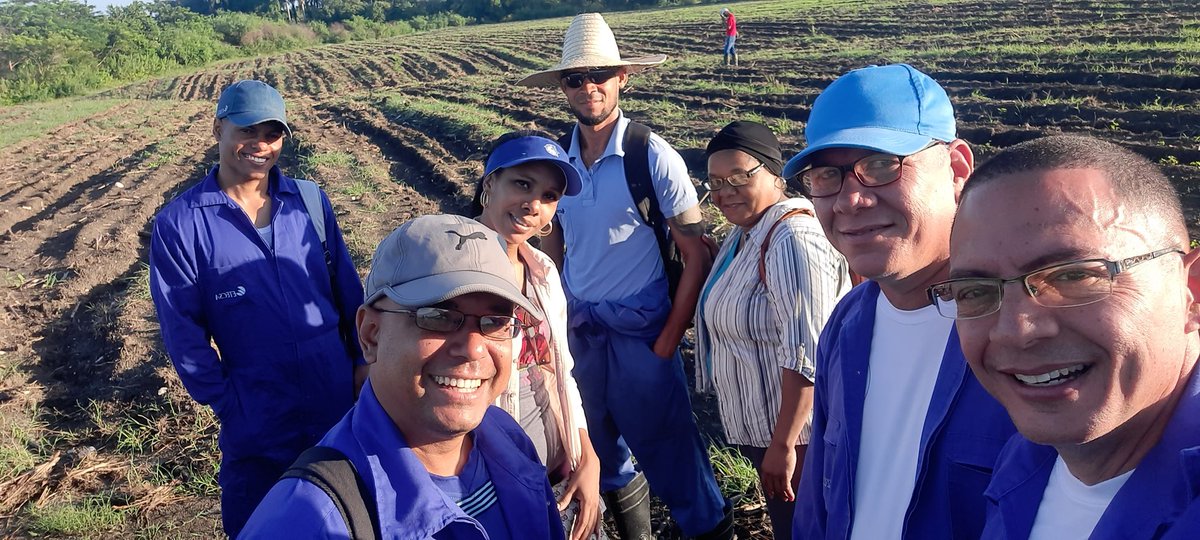 Trabajadores de #Etecsa_Guantánamo listos para dar nuestro aporte en la siembra de caña, en la zona de Honduras, municipio Manuel Tames, en nuestro #Guantánamo.
#EtecsaConCuba
#JuntosPodemosMás
<a href="/LabaninoElvia/">Reina Elvia Labañino Labañino</a>