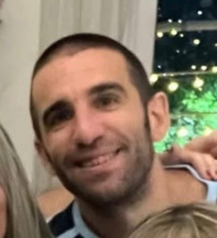 danilerer's tweet image. Este es el miserable y cobarde antisemita que agredió a una mujer judía y a su bebé, arrojándoles un fierro desde la ventana del mismo edificio.