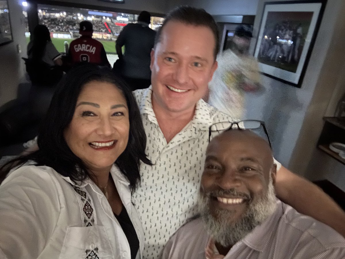 It was nice for Mikey Syno to go out with the Commish of DWM last Friday and Julie Hernandez”<a href="/hernandeztomlin/">JHT</a>