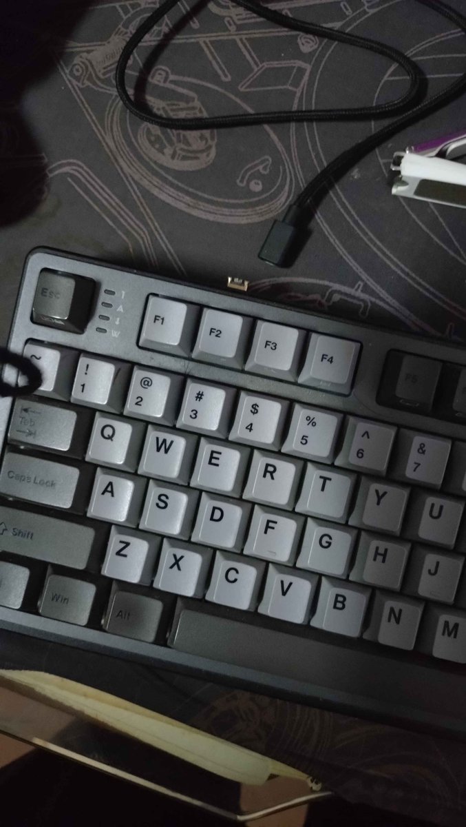 昨天 
鍵盤的線斷了