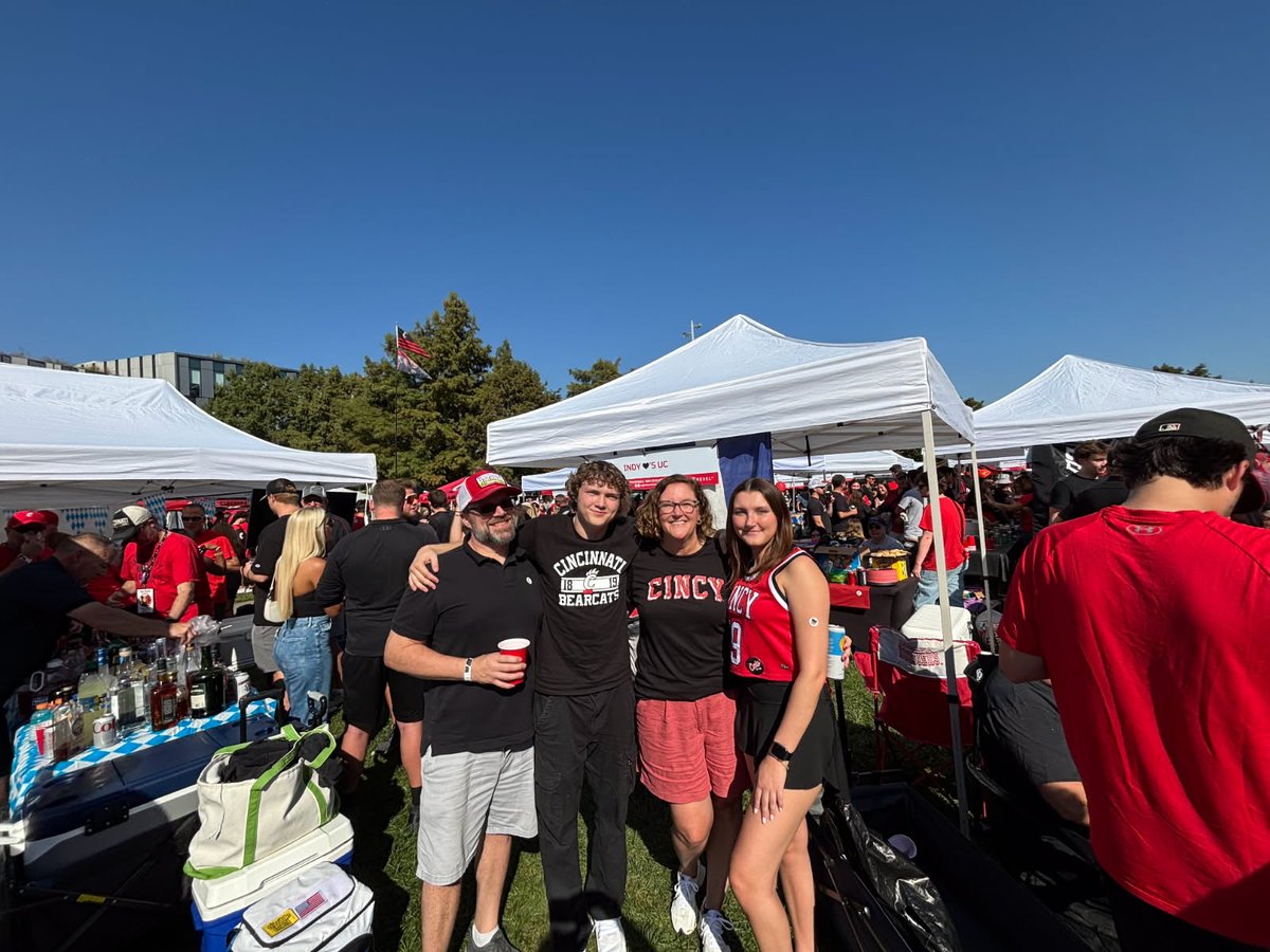 tinanoelPR's tweet image. Fun Family Weekend at @uofcincy in beautiful #Cincinnati. #catsby90
