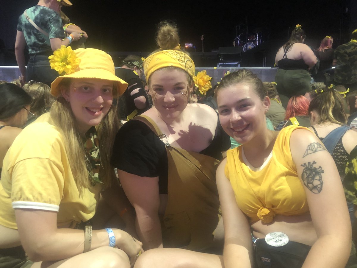 gaysliedormant's tweet photo. trench era was with my group 🌻 https://t.co/ikYQAu8kAZ