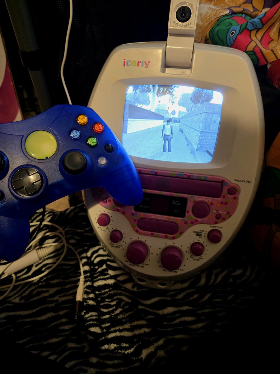 i am gaming on the icarly karaoke machine