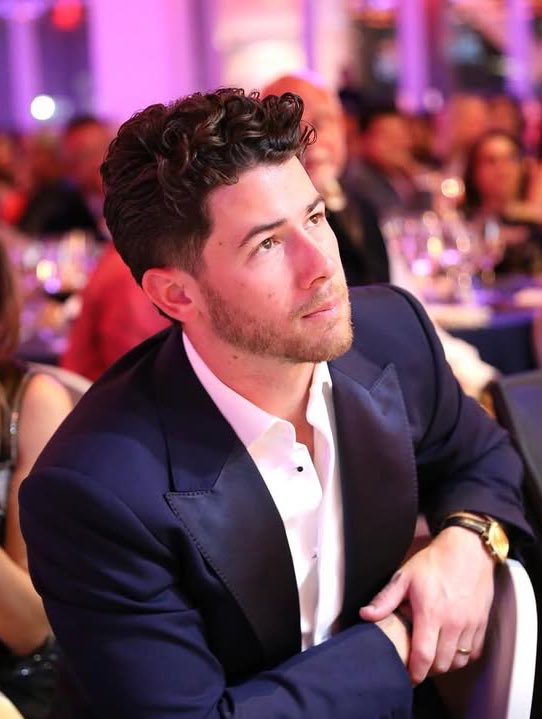 Lonelywarrior3's tweet photo. No hemos hablado de lo precioso que luce Nick Jonas. A real prince. https://t.co/yeKZe0Q9te