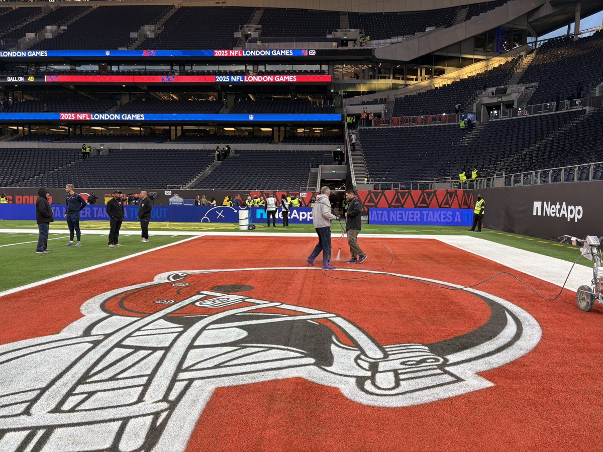 ChrisH5280's tweet image. Let the removal process begin! Wasted no time getting end zones removed after the game. Never seen this in person before. A really cool process.