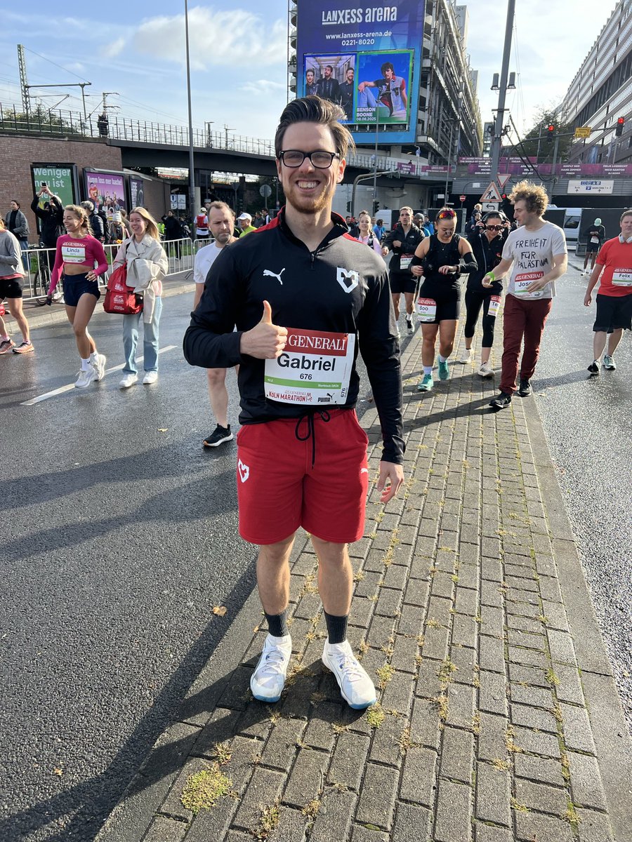 mouzHeroMarine's tweet image. Today I ran my first official Marathon in Cologne. Sub 5 hour and I pushed through my limits. Little to no preperation but I had so much fun in the half marathon last year, I just had to do the marathon this year😄💪