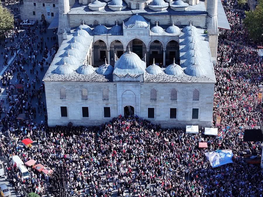 HarunKaraca1's tweet photo. Nehirden Denize Özgür Filistin! 🇵🇸🇹🇷

Ayasofya Camii'nden Eminönü Meydanı'na Gazze’nin özgürlüğü için İstanbul tek yürek…
#ÖzgürlüğeYürüyoruz https://t.co/jMHDSHc4pY