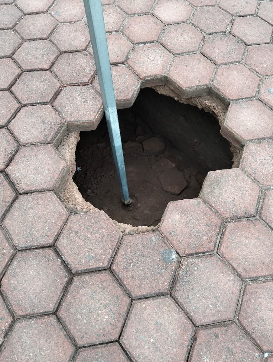 JorgeCompaye's tweet photo. Inicio de socavón en San Andrés Cholula, calle Atzala @aztecapuebla @TelevisaPuebla @laredcincoradio @NoticiasTribuna @SnAndresOficial @sanandrescholu su atención para evitar sea haga más grande https://t.co/scBN6Elu2V
