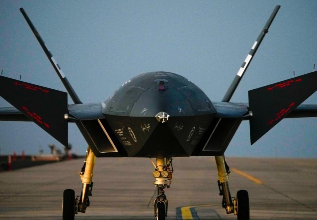 konseytr's tweet image. Ortadoğu&apos;nun en tehlikeli uçağı seri üretime geçti... Türk savunma sanayii şirketi BAYKAR tarafından geliştirilen Kızılelma İnsansız Savaş Uçağının beşincisi üretildi. Altıncı yolda... 🍎🇹🇷