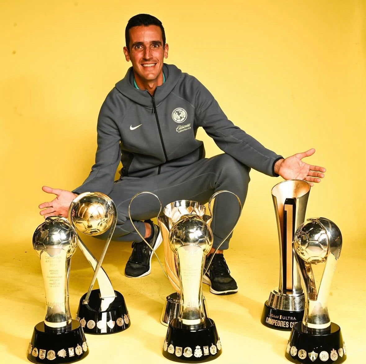 Não sei se quer voltar a trabalhar com base, mas o melhor treinador da área e também o mais promissor chama Paulo Victor. 

Auxiliar de André Jardine no México, é um profissional genial que transformou a base do Palmeiras. 

A CBF estaria bem servida com ele.