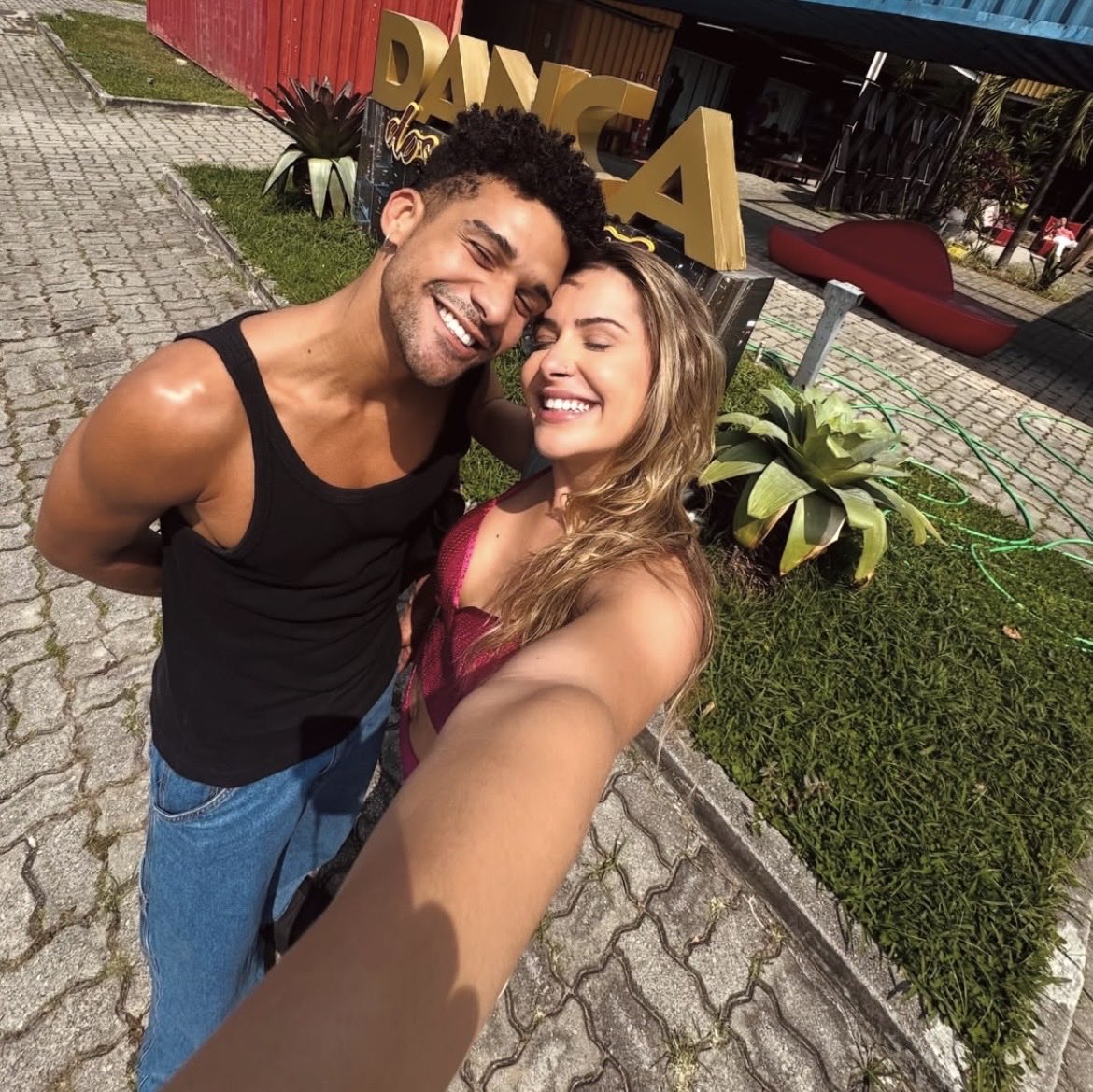 gabriel_cards1's tweet photo. 🚨 CONVOCAÇÃO 🚨
você que gosta do Lucas Leto, acha ele lindo, admira ele como ator, assiste o Sardinha e tá curtindo ver ele dançando: HOJE É DIA DE FUNK NA DANÇA DOS FAMOSOS!
você não vai perder, né?! bora! @olucasleto 🕺🏾💜 #TeamLeto #TeamMayLeto #DançaDosFamosos #Domingão https://t.co/aGfoKQxZbQ