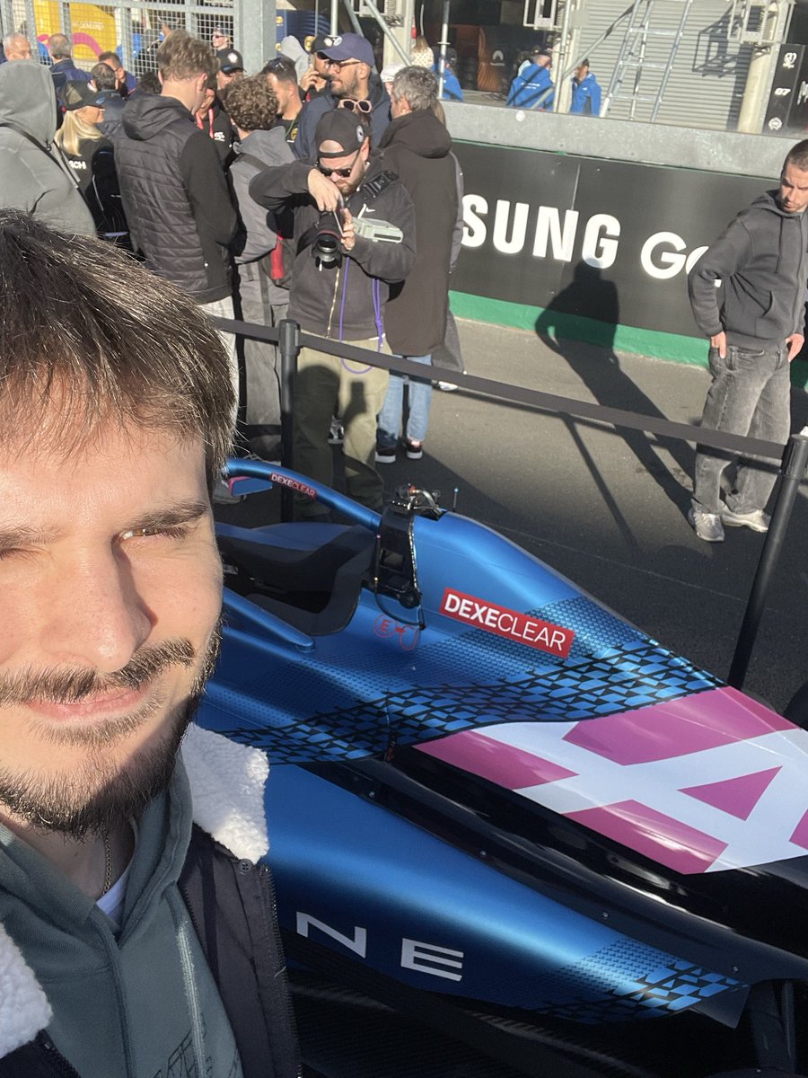 cis0r's tweet image. Finalement j’ai la photo avec la voiture de la boss ! Bravo @Kaatsup championne 🏆🏆