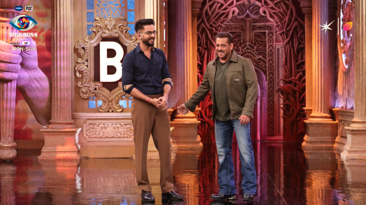 BiggBoss's tweet image. Ab aa rahe hai woh jo the khud ek wildcard par jeet gaye logon ka dil aur trophy, 🏆 
put your hands together for @ElvishYadav! 🔥

#BB19 #BiggBoss19 #BiggBoss @BeingSalmanKhan