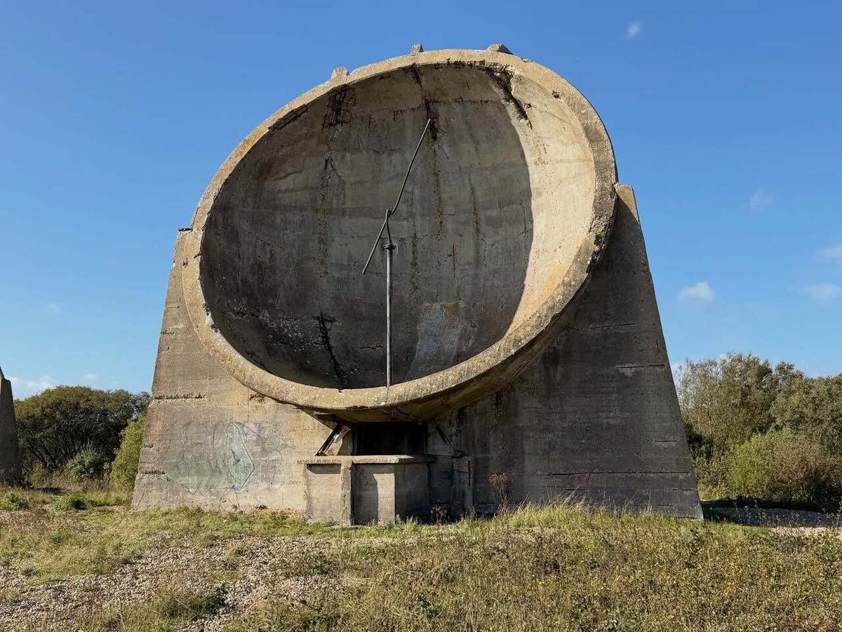 Timothy_Hughes's tweet image. Denge acoustic mirrors / sound mirrors - Dungeness #dungeness #kent #Lydd #southeastcoast #england #folkestone #denge #listeningears #acousticmirrors #earlywarningsystem #earlywarning #rspb #raf #gravelpit #airdefense #airdefencesystem #ads #beach #dunge… instagr.am/p/DPb7JuECMIY/