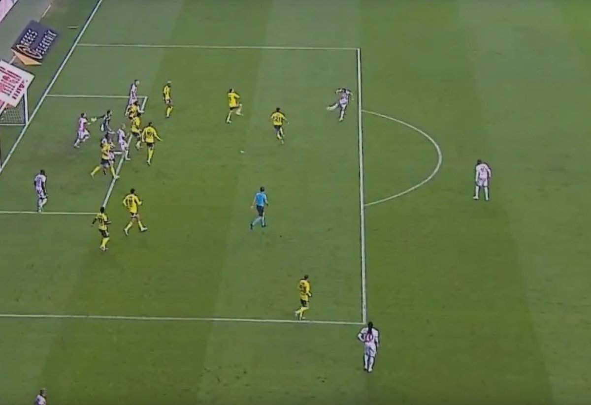 Karaktersizler buz gibi net golü yediniz ne ofsaytı golü atan Adam geriden çıkıyor. ALLAH TAN KORKUN. Bırakın artık bu #şikecileri kollamayı her hafta bu takımı yarışta tutuyorsunuzzz ❌️ #SAMvFB