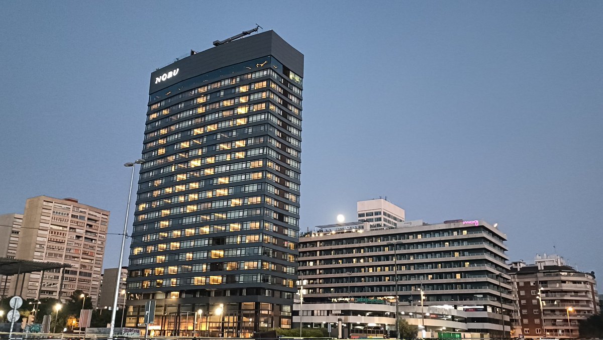 Atardece en la capital catalana.