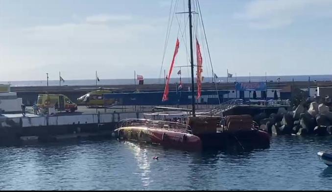 El helicóptero medicalizado del #SUC traslada en estado grave a un hombre accidentado en una embarcación en Adeje #Tenerife

www3.gobiernodecanarias.org/noticias/el-he…
