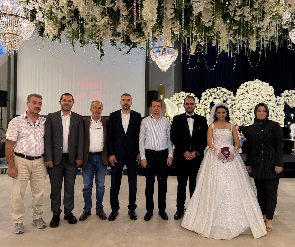 📍Rabat Salon

6 Şubat depreminde vefat eden kıymetli büyüğümüz Mehmet Taş abimizin oğlu Yunus Taş ile Aygül ailesinin kızı Merve’nin nikah törenine katılarak şahitlik ettik. Kıymetli protokolümüzle birlikte kıydığımız bu nikahın hayırlı ve uğurlu olmasını diliyorum. Rabbim bir