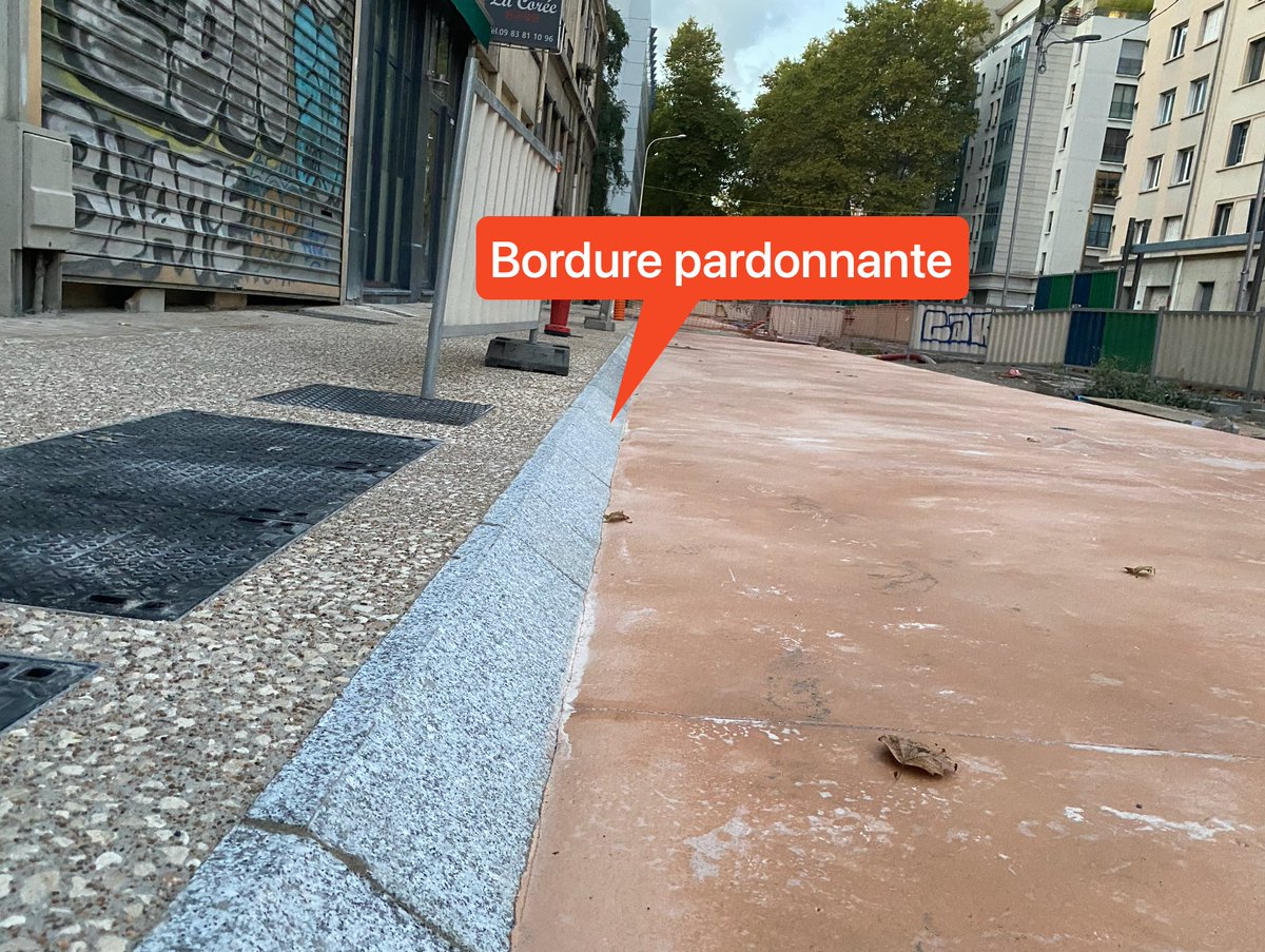 Bordure pardonnante en cours de création sur la voie lyonnaise 7 🚲
Excellente nouvelle pour la sécurité des cyclistes qui passeront par la rue garibaldi 🙌