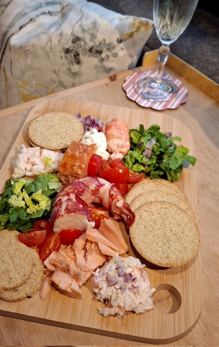 Locally caught Lochinver whole lobster, cooked and ready to eat 😍 a nice Sunday treat - lobster meat picked and I made a wee seafood platter 🙂 the lobster taster amazing! 🦞
