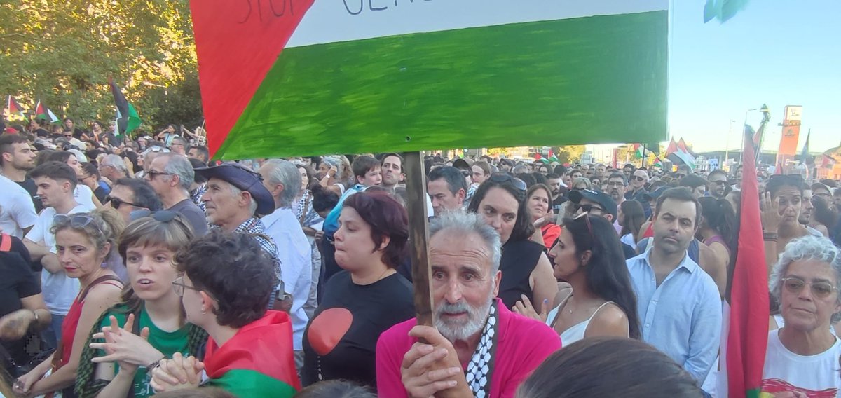 Ayer, millones de personas salimos a la calle en todo el Estado Español exigiendo el fin del #GenocidioEnGaza y la liberación de las activistas de la @GobalSumudFlotilla secuestradas por el #GobiernoTerroristaDeIsrael.
#PorLosDerechosHumanos
#NOalGenocidioDelPuebloPalestino