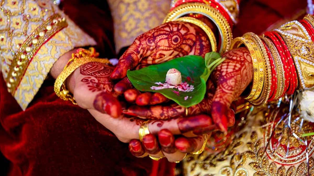 यदि आप ब्राह्मण हैं तो ब्राह्मण से ही विवाह करें , यदि राजपूत हैं तो राजपूत से ..यह कोई जातिवाद नहीं बल्कि अपने वर्ण, अपने वंश और अपने रक्त यानि DNA की शुद्धता को बनाए रखना है , जिसे विज्ञान भी मानता है 
घोड़े और गधे के मिलन से खच्चर ही पैदा होते हैं वैसे ही आप कितने भी गुणी हों