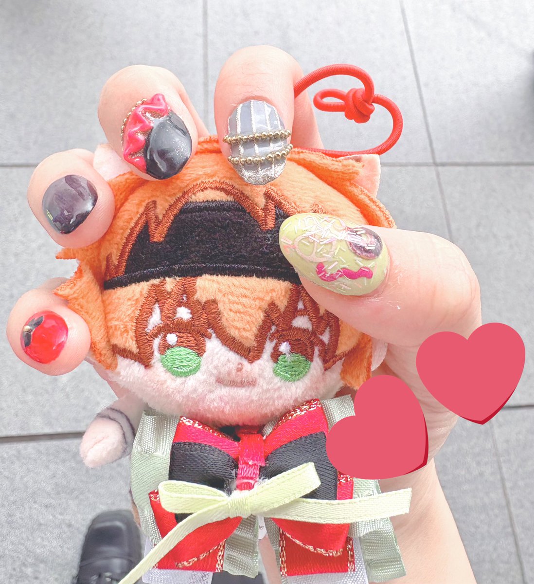 rabimosmos's tweet photo. 昨日今日のSideMの3Dライブ用にネイルチップ作る天才の友人に作って貰った爪！！
デザイン良すぎ😭天才👏✨
写真の撮り方謎過ぎていのち鷲掴みしてしまった https://t.co/l4MSG85NAg