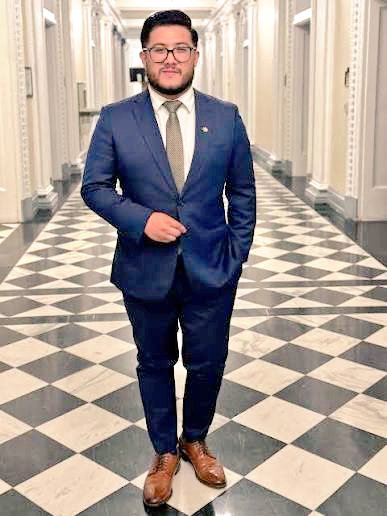 En el reino de <a href="/nayibbukele/">Nayib Bukele</a> hasta los sirvientes menos conocidos se han podido componer. Antes un edecán sin sal, hoy trajes, viajes, glamour y apartamentito. Con Silvio Aquino comparten amistad y mañas.

El mero <a href="/FrankMenjivarES/">Frank Menjivar</a> 

Con su pisto / con el tuyo