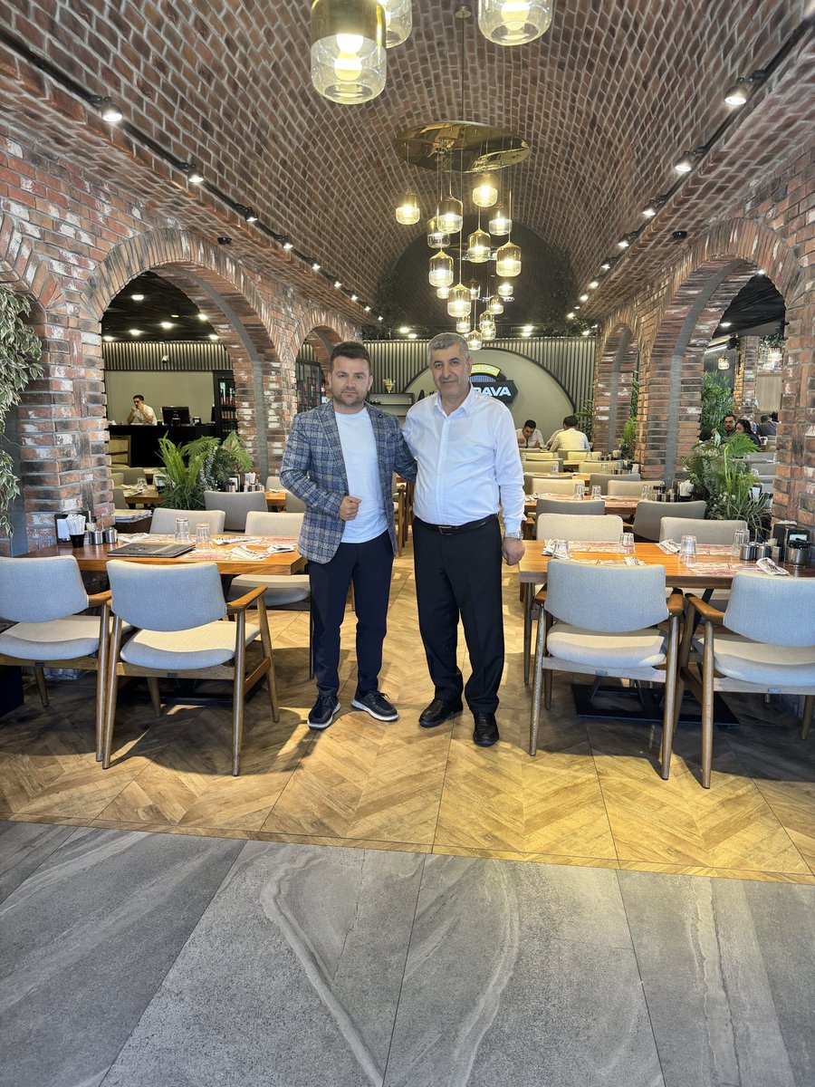 📍 Çayyolu Meşhur Dürüm Aspava
Bugün gönlü geniş, karakteriyle örnek, her zaman mütevazılığıyla öne çıkan kıymetli büyüğüm Osman Şimşek abimizi ziyaret ettim. Sohbetiyle insana huzur veren, samimiyetiyle dostluğu pekiştiren değerli bir insan.
Osman abimiz gibi dürüst, ılımlı ve