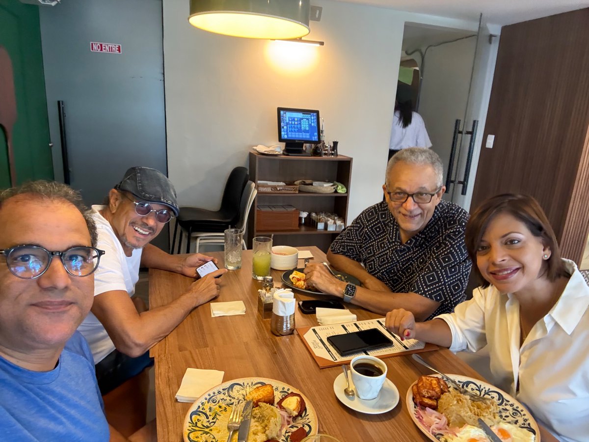 Entre artistas y periodista! Buen desayuno temprano. Feliz domingo <a href="/chanelsocial/">Chanel Mateo Rosa</a>