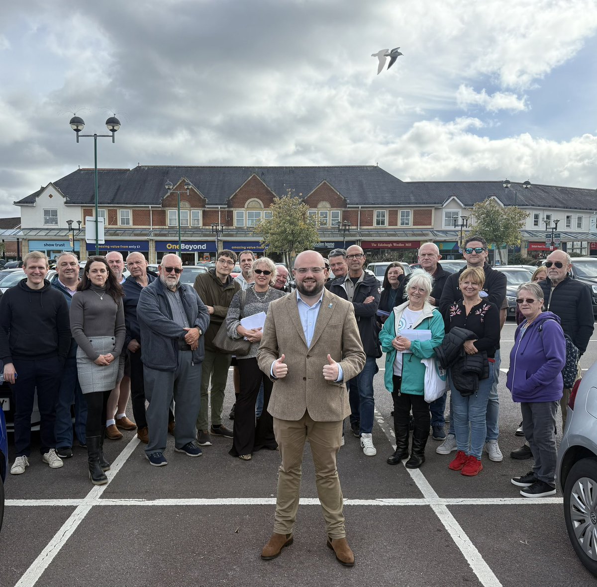 cllr_thomas's tweet image. The 2pm shift is ready to roll in Caerphilly!
Another fantastic team out supporting @LlyrPowell as momentum continues to build on the ground.
Wales needs Reform — and Caerphilly is leading the way.
#ReformUK #CaerphillyByElection #ThisIsWales #WalesNeedsReform #VoteReform