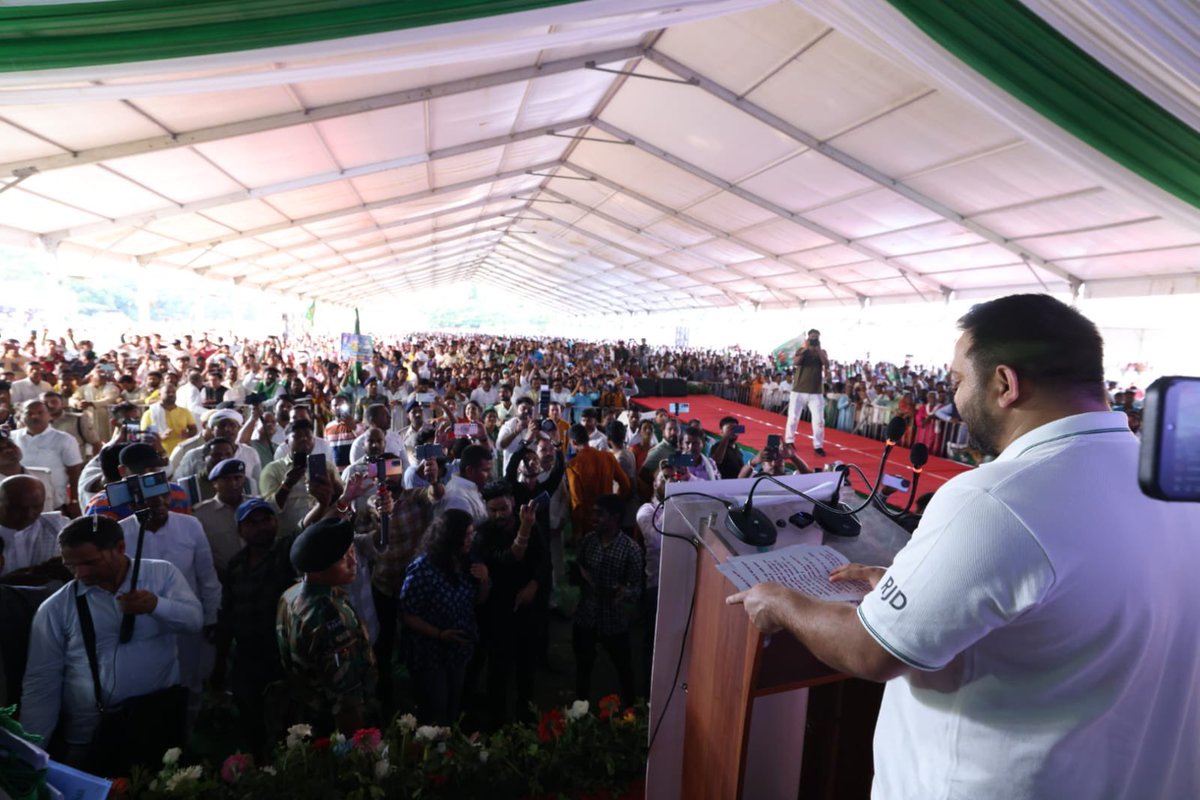 yadavtejashwi's tweet image. आज बिहार के कोने-कोने से पधारे दलित-आदिवासी भाइयों से पटना में विशाल “अंबेडकर दलित-आदिवासी अधिकार संवाद” कार्यक्रम में सार्थक व सकारात्मक संवाद हुआ।

इस निकम्मी सरकार ने अपने 20 साल में दलित-आदिवासी भाइयों को दुख,दर्द, तकलीफ़ सहने का आदि बना दिया है। 

बहुजन का बहुमत ही परिवर्तन…