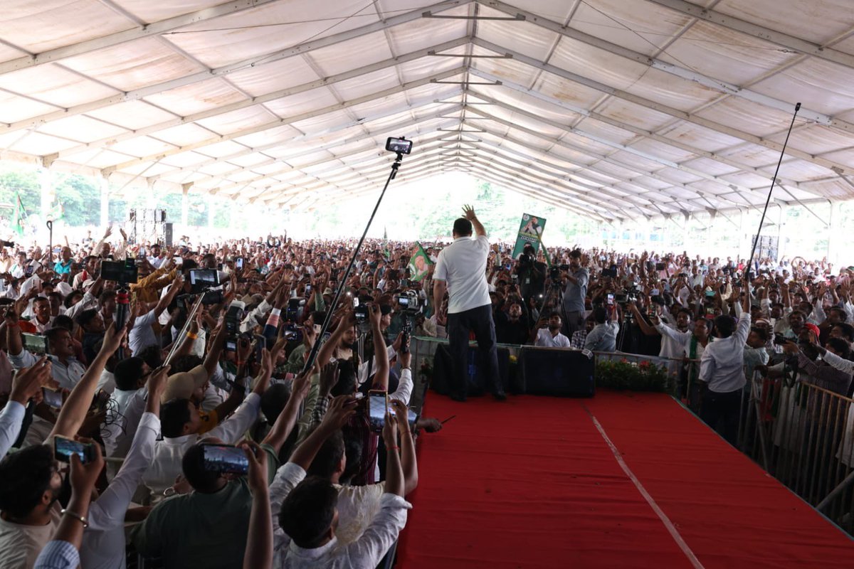 yadavtejashwi's tweet image. आज बिहार के कोने-कोने से पधारे दलित-आदिवासी भाइयों से पटना में विशाल “अंबेडकर दलित-आदिवासी अधिकार संवाद” कार्यक्रम में सार्थक व सकारात्मक संवाद हुआ।

इस निकम्मी सरकार ने अपने 20 साल में दलित-आदिवासी भाइयों को दुख,दर्द, तकलीफ़ सहने का आदि बना दिया है। 

बहुजन का बहुमत ही परिवर्तन…