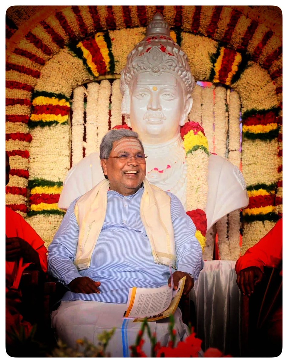 ಹಣೆಮೇಲೆ ವಿಭೂತಿ,ತಲೆಮೇಲೆ ಬಸವಣ್ಣ. ❤️❤️

#ಸಿದ್ದರಾಮಯ್ಯ