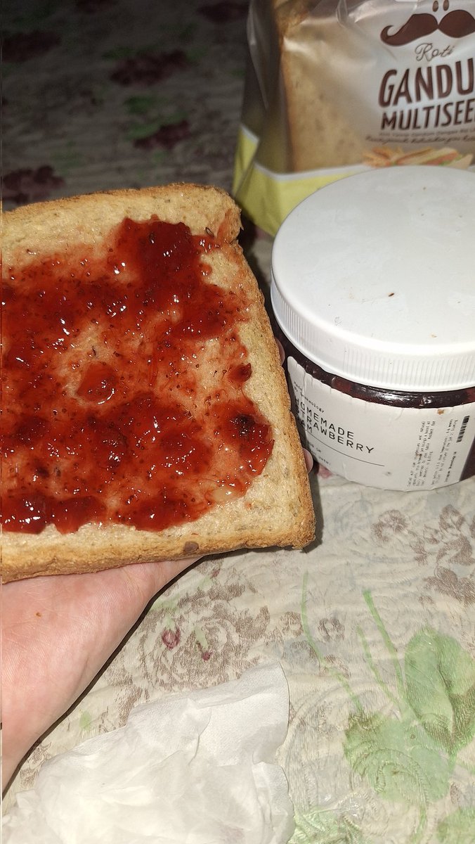 _tiramissyouu's tweet image. The ril selai strawberry yang ada buah strawberry nya 🍓🍓

Bener bener mau sungkem sama mba2 yg muncul di tl dan merekomendasikan selai home made ini. Rasanya endul, manisnya pas, dan yg paling penting MURAH BGT untuk ukuran segentong ini 🥹
Luvv shakeology ❤️❤️